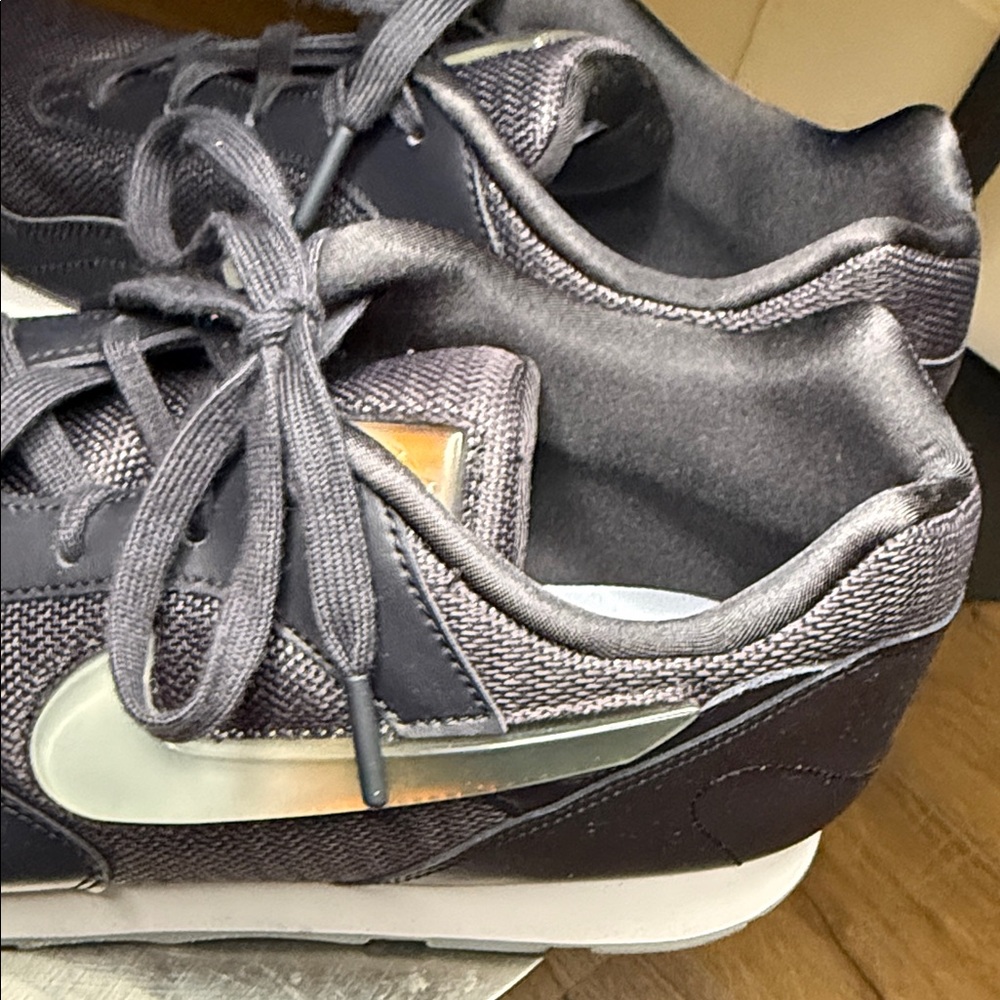 Nike Black and White Athletic Shoes - Picture 3 of 15